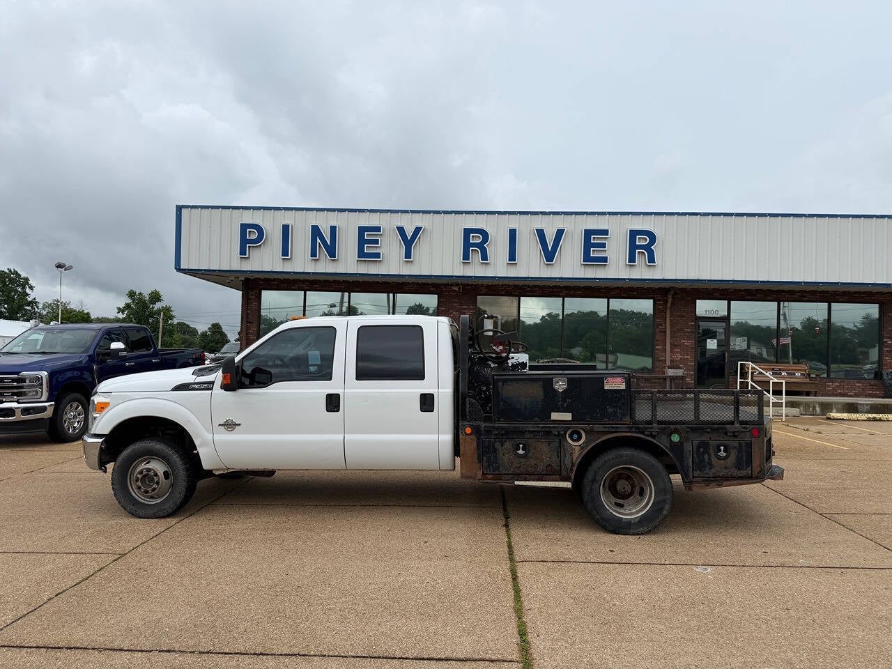 2015 Ford F-350 Super Duty XL 4x4 4dr Crew Cab 176 in. WB DRW Chassis
