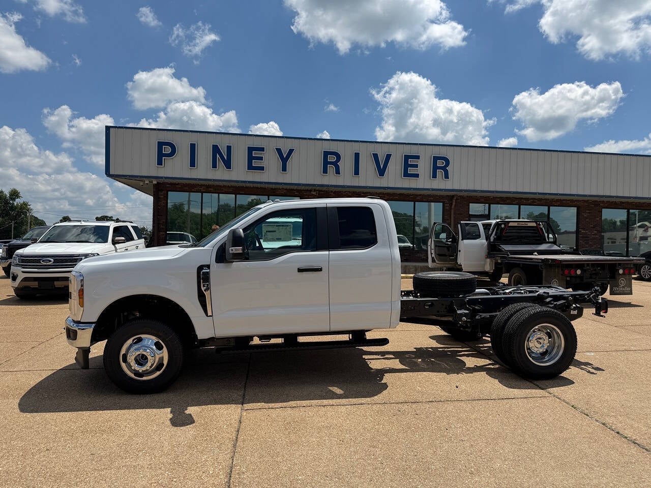 2026 Ford F-350 Super Duty XL 4x4 4dr SuperCab 168 in. WB DRW Chassis