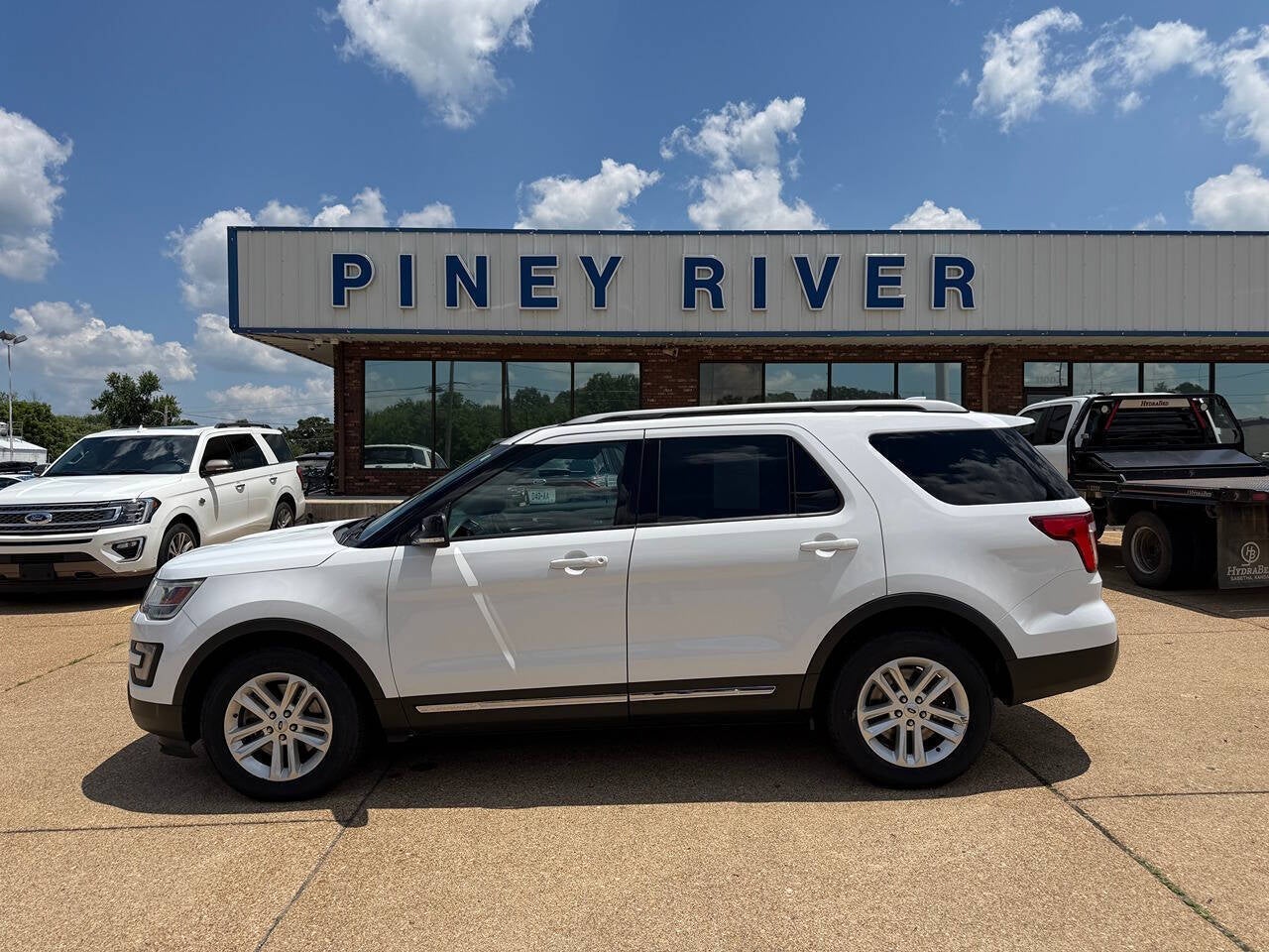 2017 Ford Explorer XLT 4dr SUV