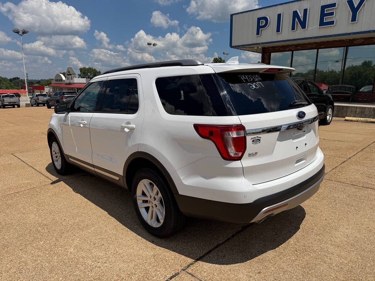 2017 Ford Explorer XLT 4dr SUV