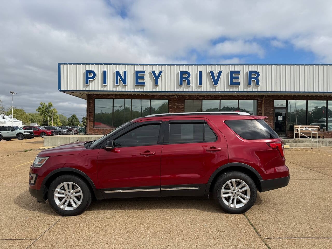 2017 Ford Explorer XLT 4dr SUV