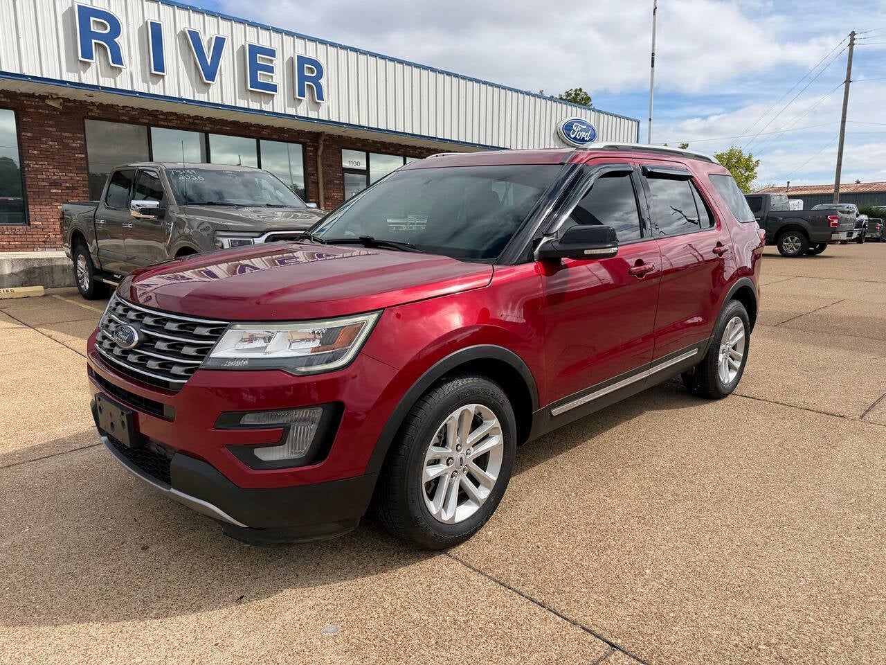 2017 Ford Explorer XLT 4dr SUV