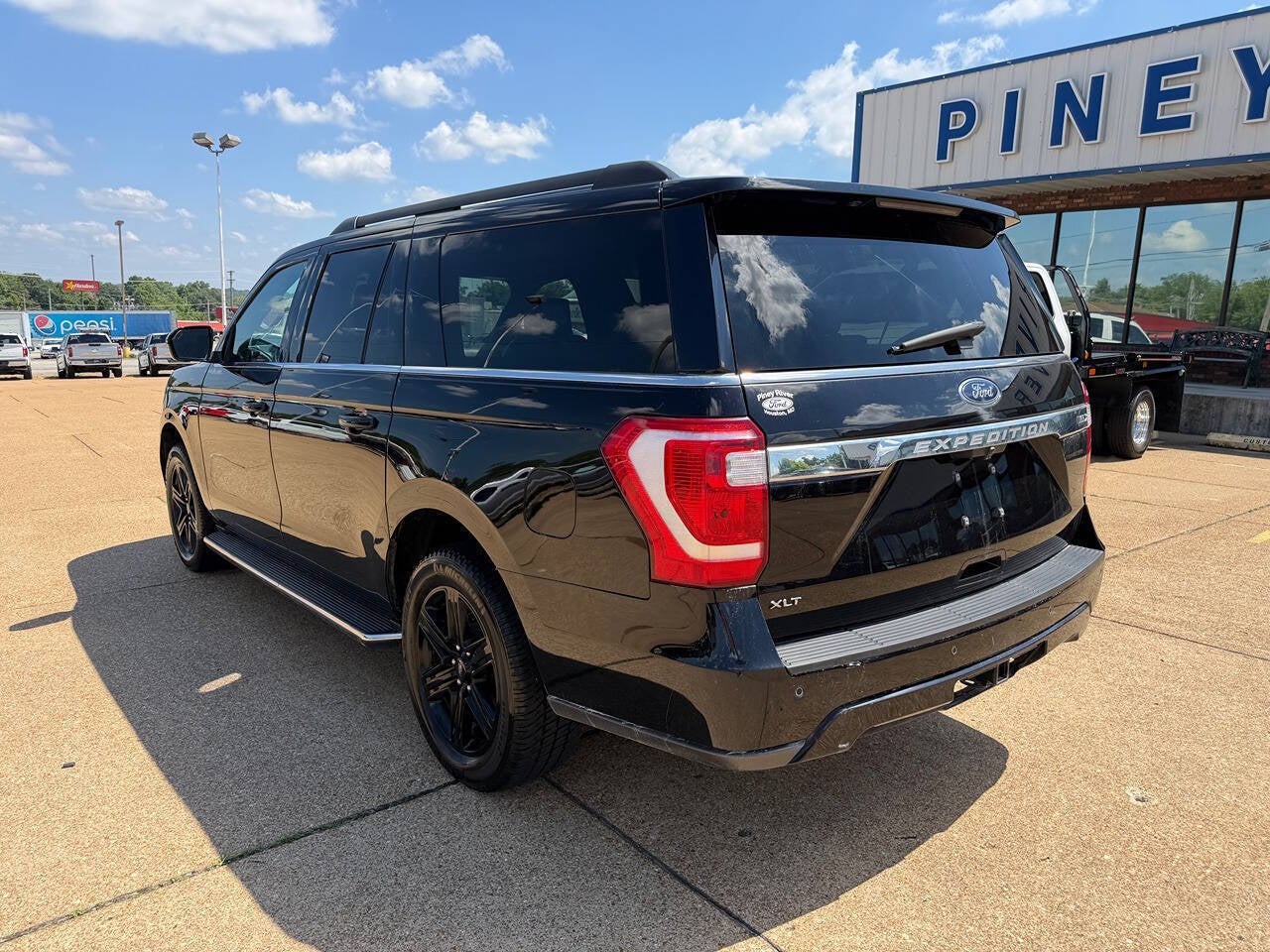 2020 Ford Expedition MAX XLT 4x4 4dr SUV