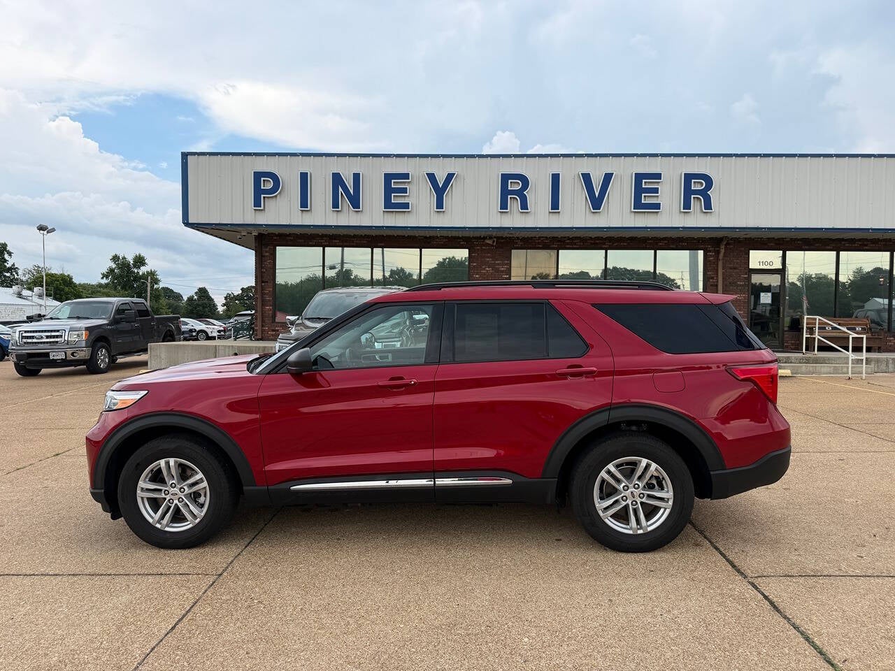 2023 Ford Explorer XLT AWD 4dr SUV