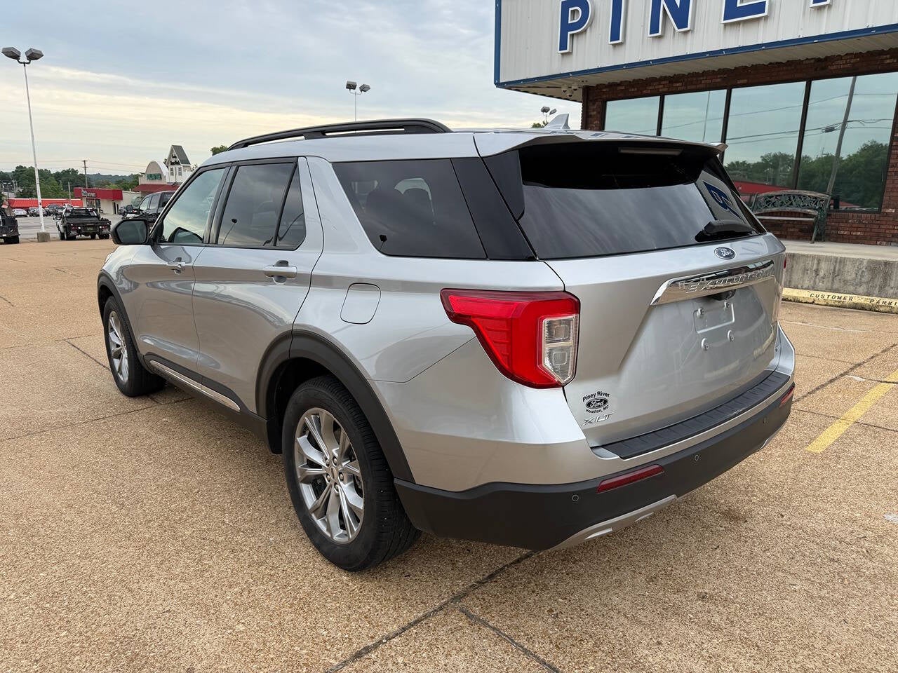 2020 Ford Explorer XLT AWD 4dr SUV