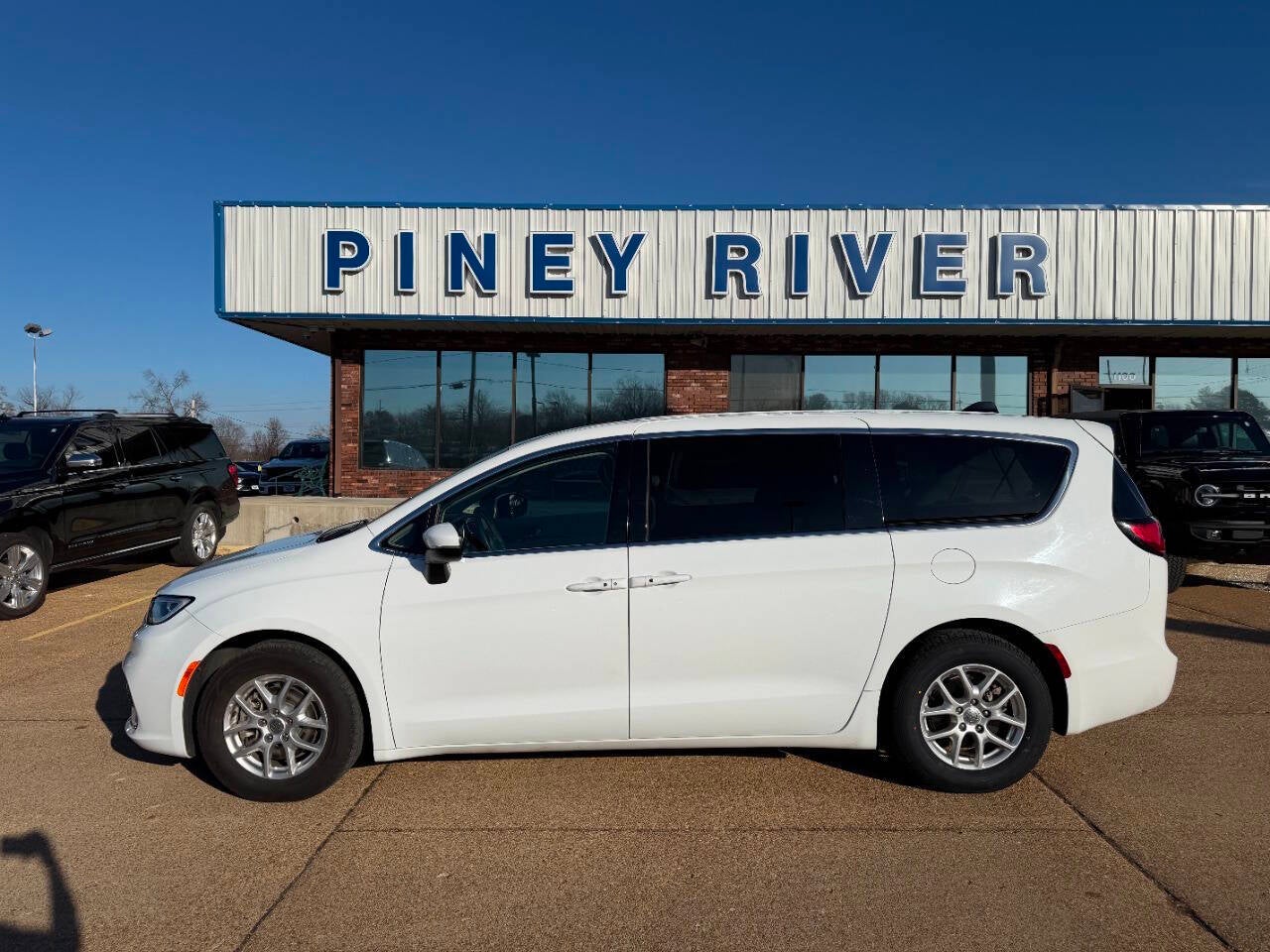 2023 Chrysler Pacifica Touring L 4dr Mini Van