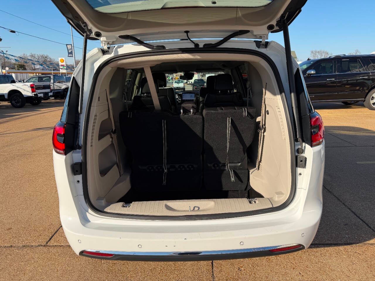 2023 Chrysler Pacifica Touring L 4dr Mini Van