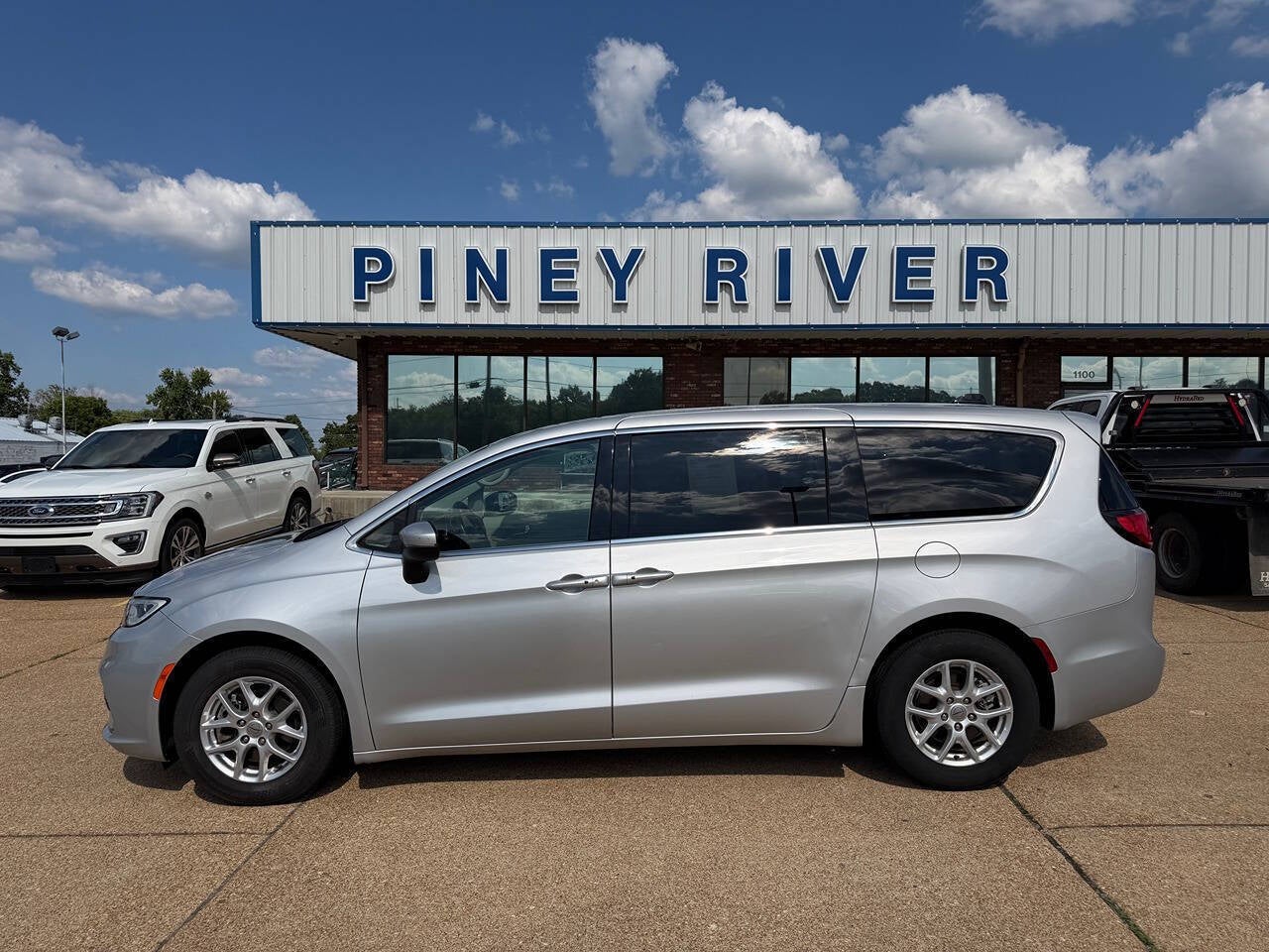 2023 Chrysler Pacifica Touring L 4dr Mini Van