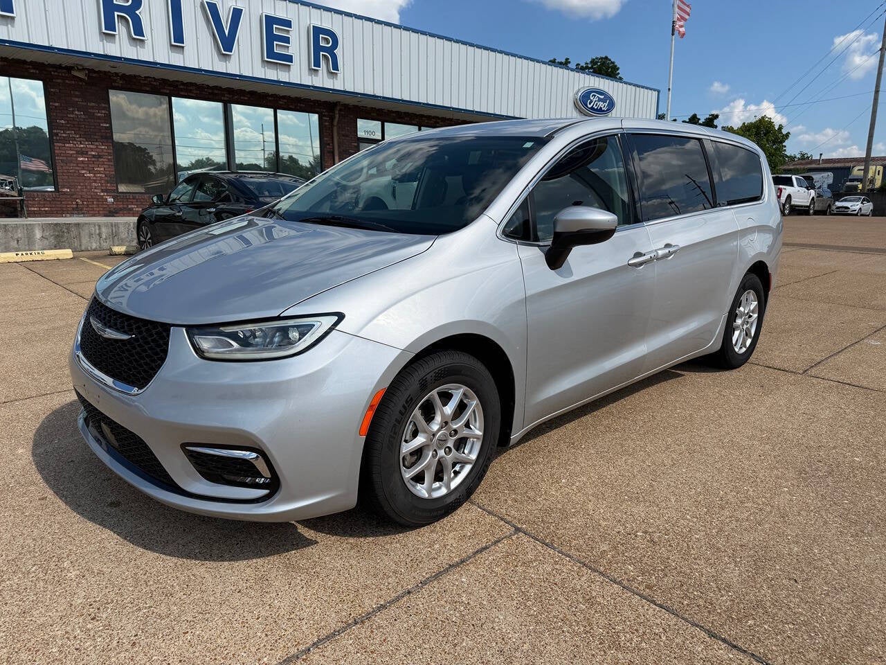 2023 Chrysler Pacifica Touring L 4dr Mini Van
