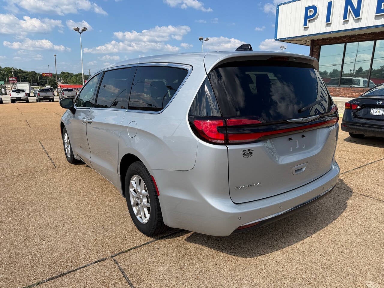 2023 Chrysler Pacifica Touring L 4dr Mini Van