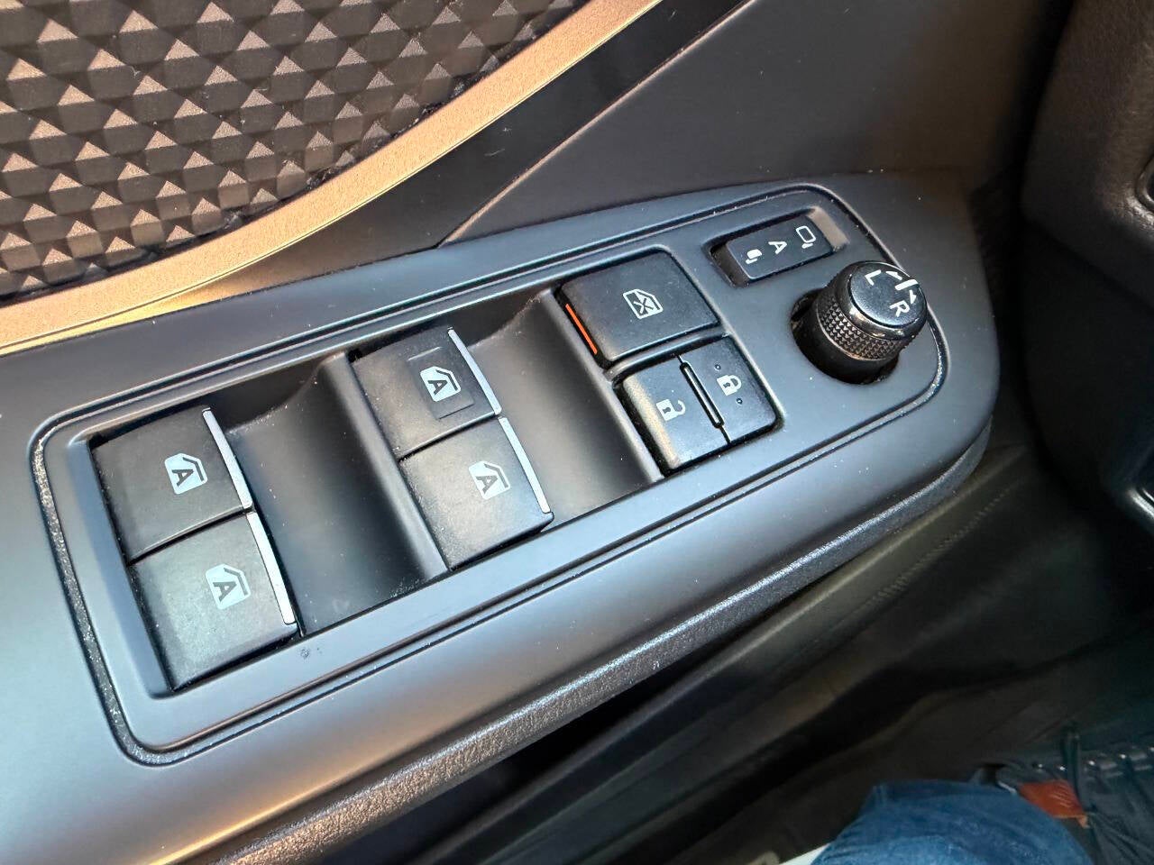 2018 Toyota C-HR XLE Premium 4dr Crossover