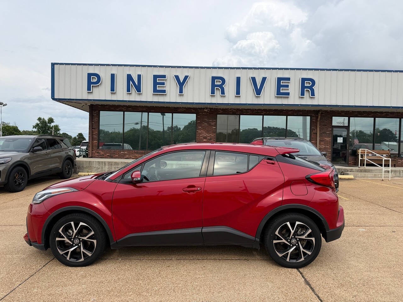 2022 Toyota C-HR XLE 4dr Crossover