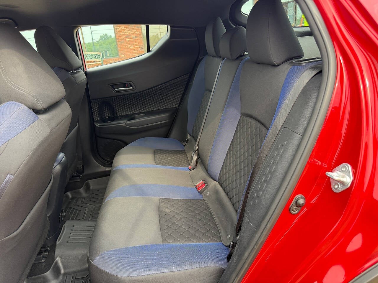 2022 Toyota C-HR XLE 4dr Crossover